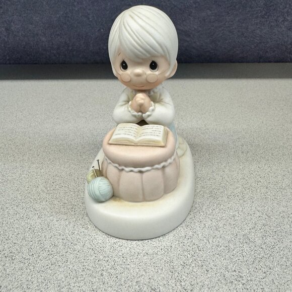 Precious Moments Figurine "Grandma's Prayer" 1986 Collectors Club Special Editio - Picture 1 of 5